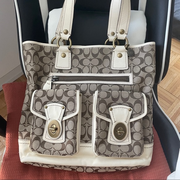 Coach GiGi Tote-Signature fabric, Ivory Leather - Picture 9 of 16